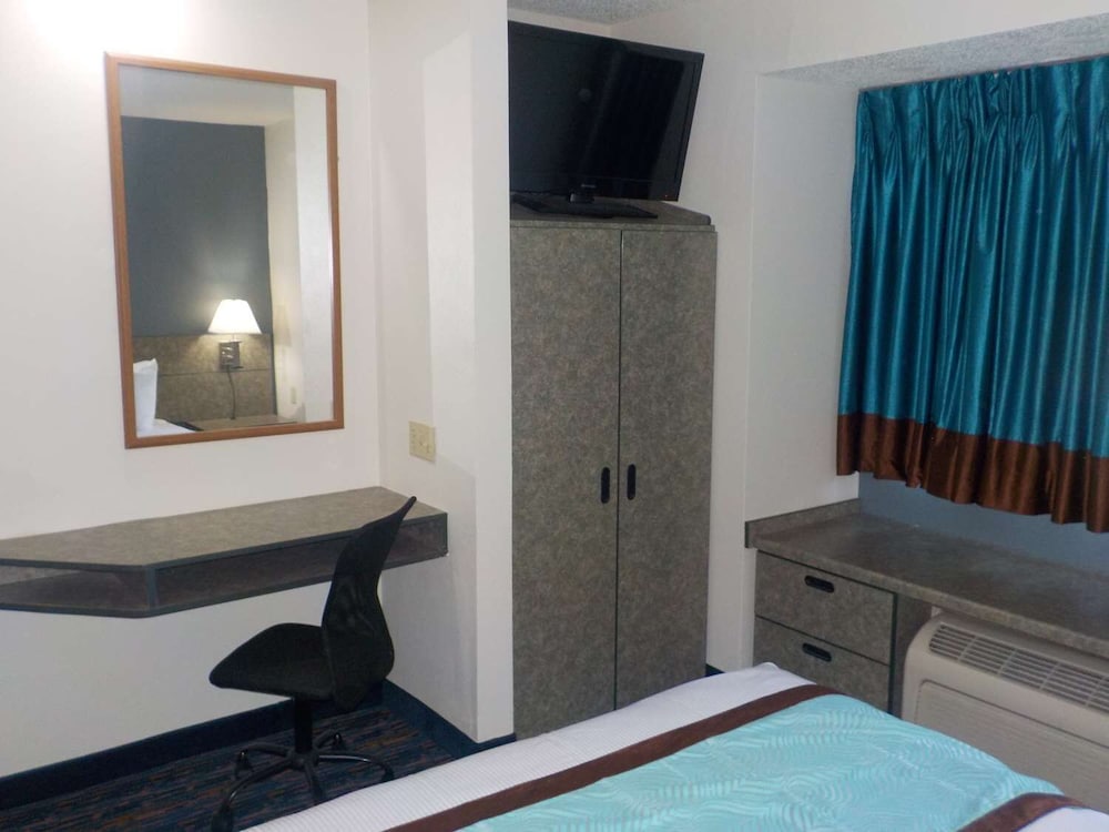Standard Room, 1 Queen Bed, Accessible (Roll in Shower)  Non Smoking photo 2