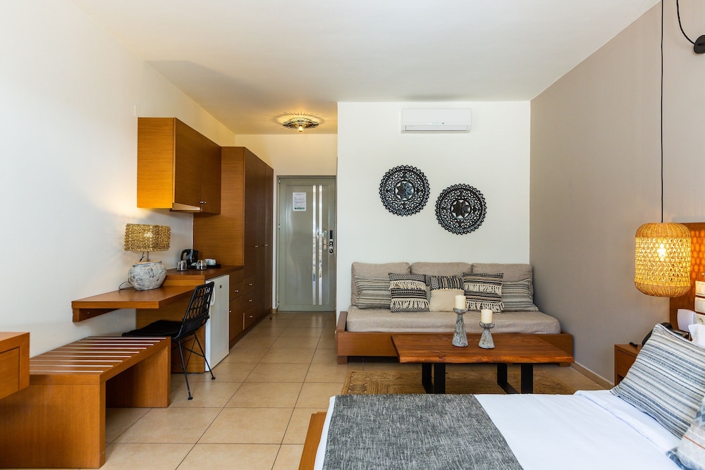 Standard Room with Pool or Mountain View - Photo 4