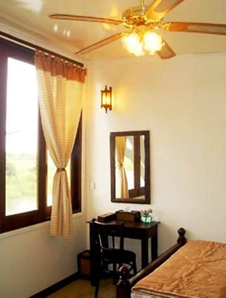 Family Room - Private Bathroom photo 2