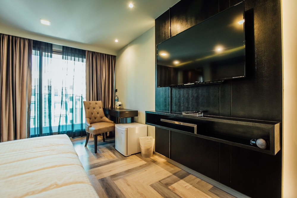 Deluxe  King Room No Balcony photo 2