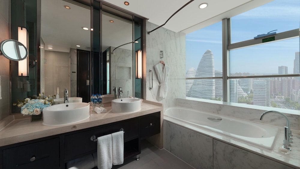 Suite, 1 King Bed, Club Lounge Access (High Floor) photo 1