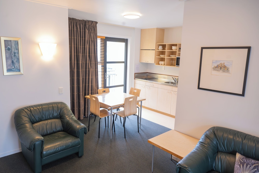 Apartment, 2 Bedrooms (1 Queen and 2 Single beds) thumbnail 6