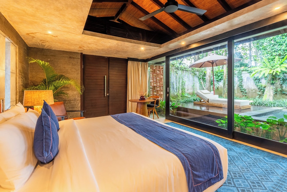 Deluxe Room, Balcony, Pool View