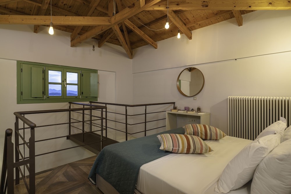 Panoramic Suite, 1 King Bed photo 3