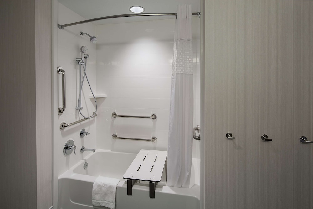 Room, 1 King Bed with Sofa bed, Accessible, Non Smoking (Tub) photo 3
