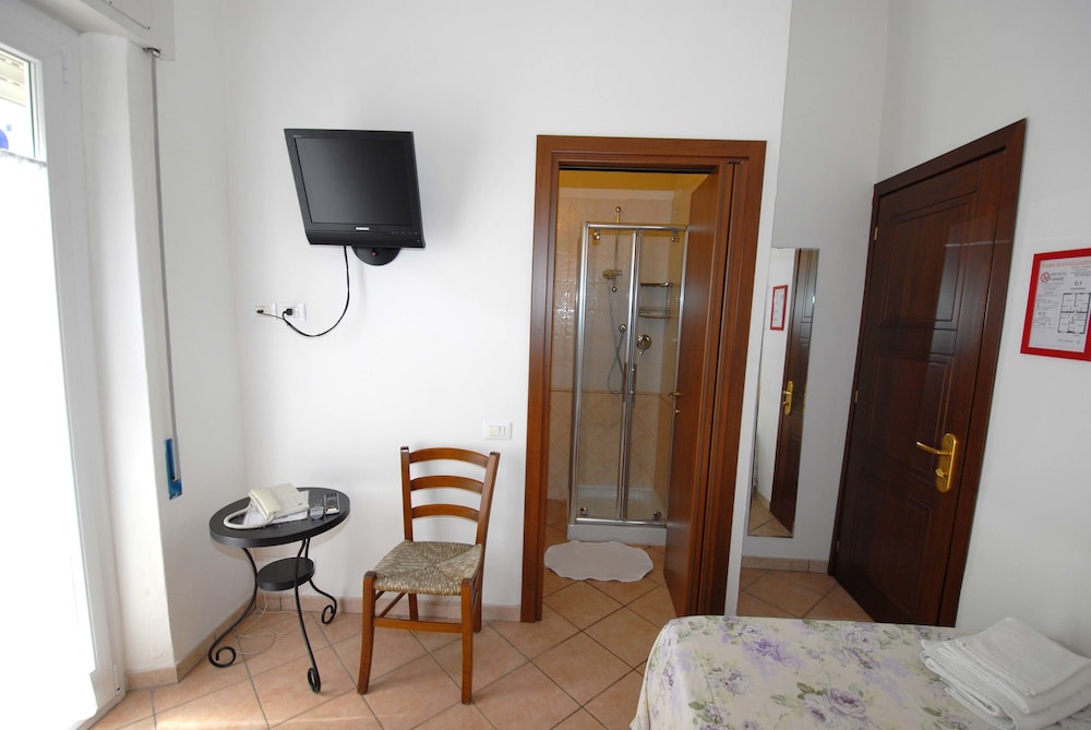 Single Room photo 2