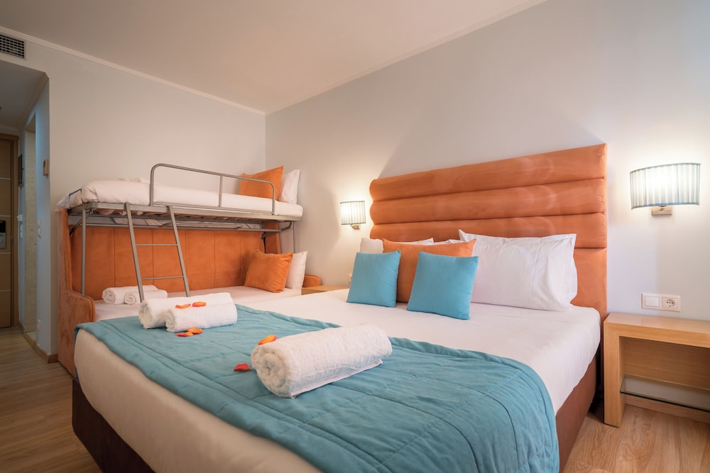 Standard Room (2 Adults + 2 Children) photo 1