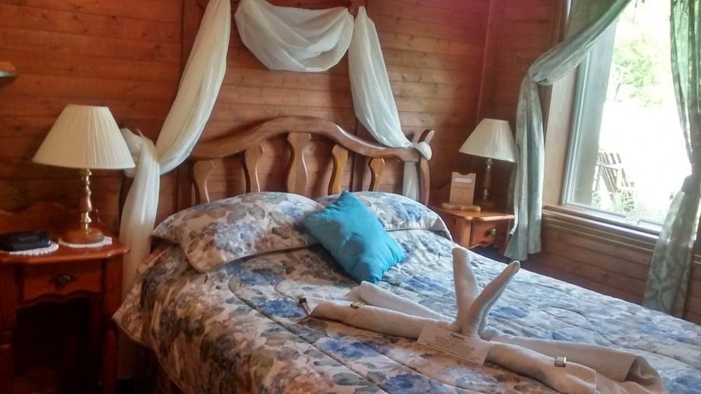 #7 Room, 1 Queen Bed, Separated Private Bathroom, River View (Turquoise) photo 1