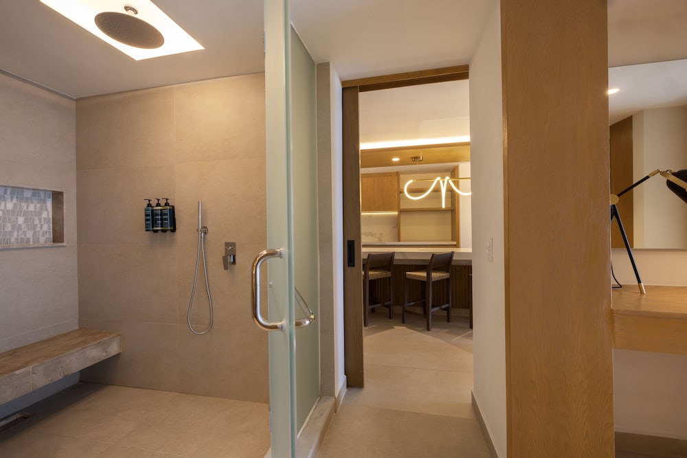 Luxury Presidential Ocean Front One Bedroom Suite Diamond Club, photo 6