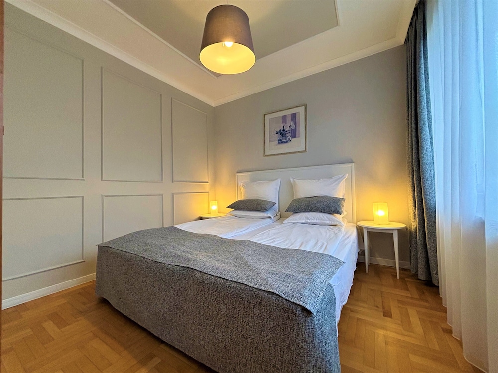 Suite - Photo 1