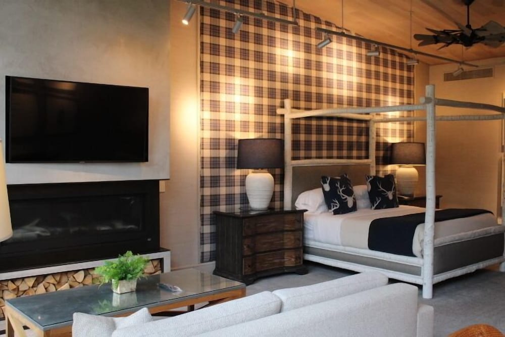 Signature Studio Suite, 1 King Bed with Sofa bed, Fireplace photo 1