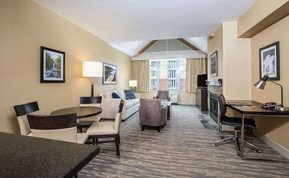 Suite, 1 Bedroom - Photo 2