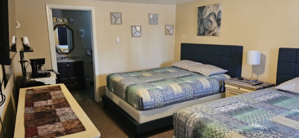 Standard Single Room, 2 Queen Beds, Balcony photo 1