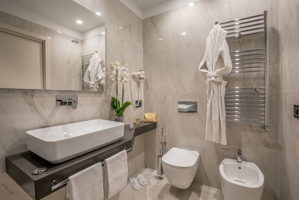 Deluxe Double or Twin Room thumbnail 5
