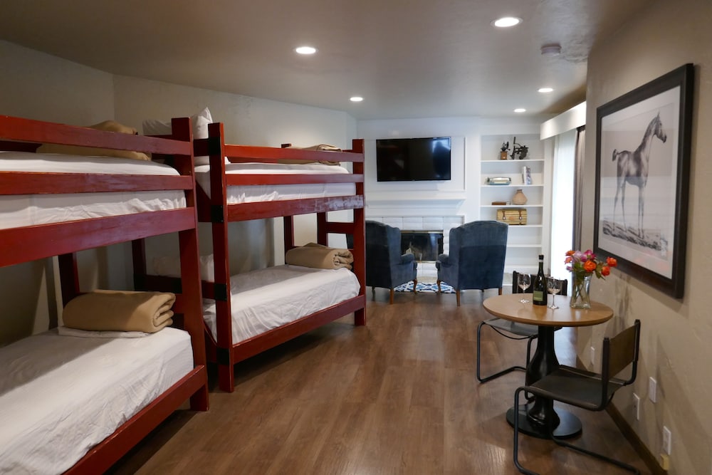 Family Suite, 1 King Bed, Kitchen, Courtyard View photo 2