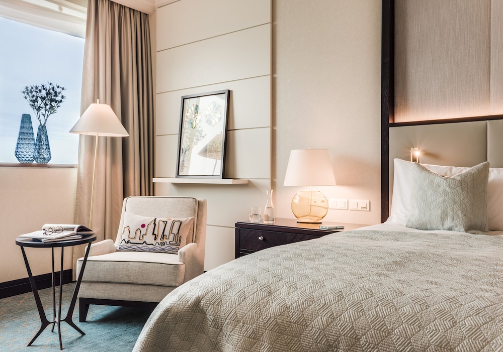 Classic Room, 1 King Bed, Club Lounge Access (High Floor) - Photo 6