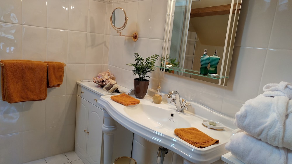 Deluxe Double Room, 1 Queen Bed, Garden View (Olivier) photo 3