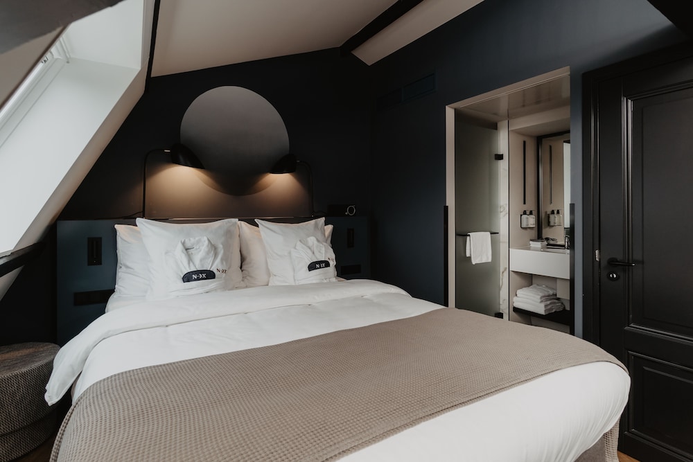 Basic Room (New Moon)