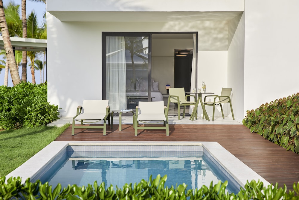 Pool Family Suite
