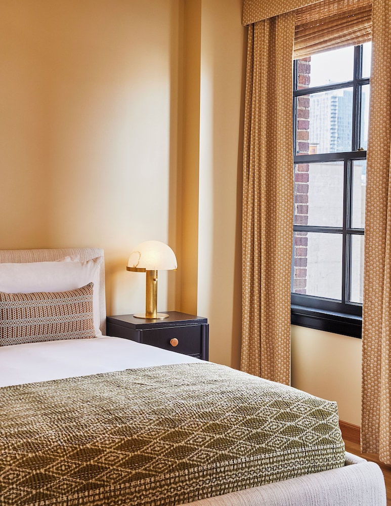 Suite, 1 King Bed (Proper Basketball)