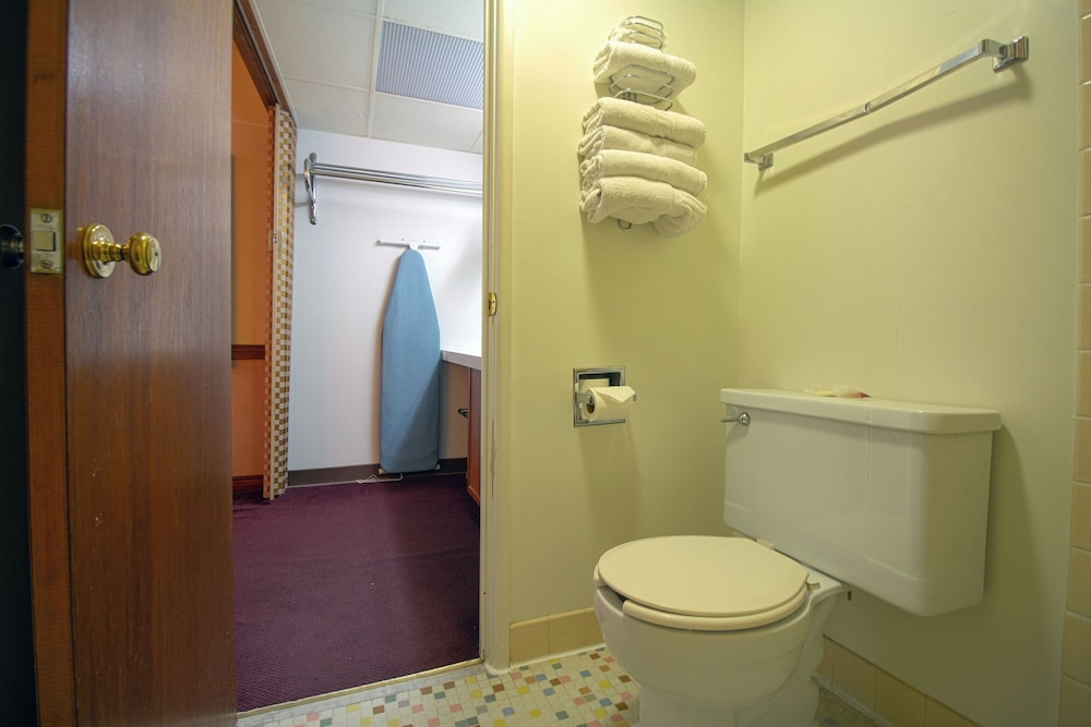 Room, 2 Queen Beds, Non Smoking - Photo 9