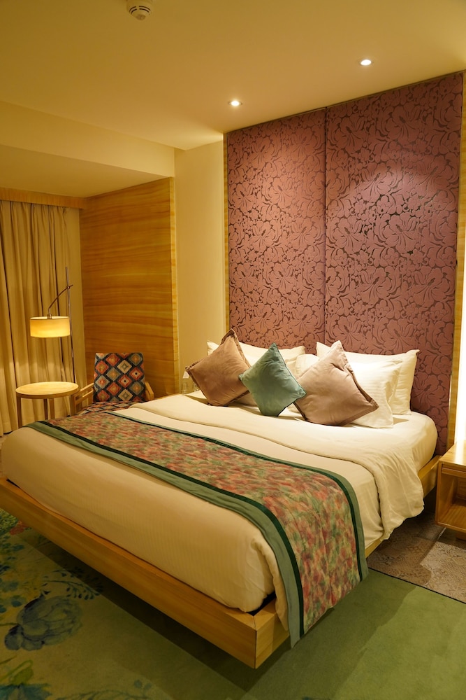 Premium Room King Bed Front View with Bath Tub - Photo 1