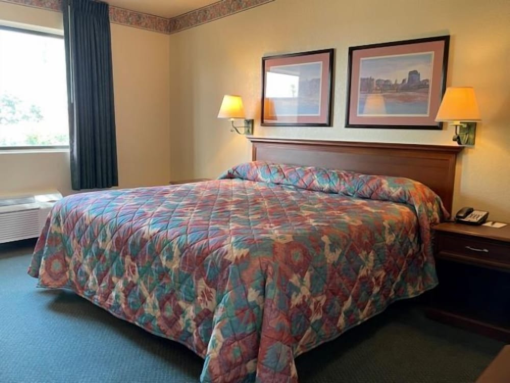 Standard Room, 1 King Bed (2nd Floor Only) photo 1