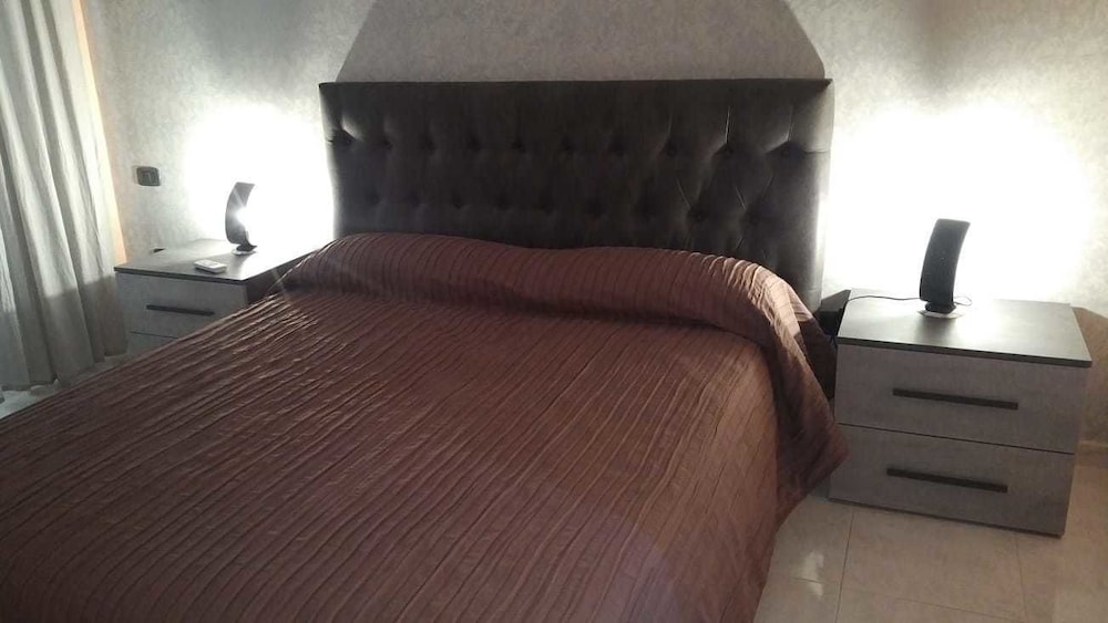 Deluxe Room, 1 King Bed, Non Smoking - Photo 3