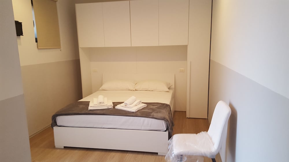 Basic Studio, 1 Queen Bed, Non Smoking, Kitchen (12) photo 3