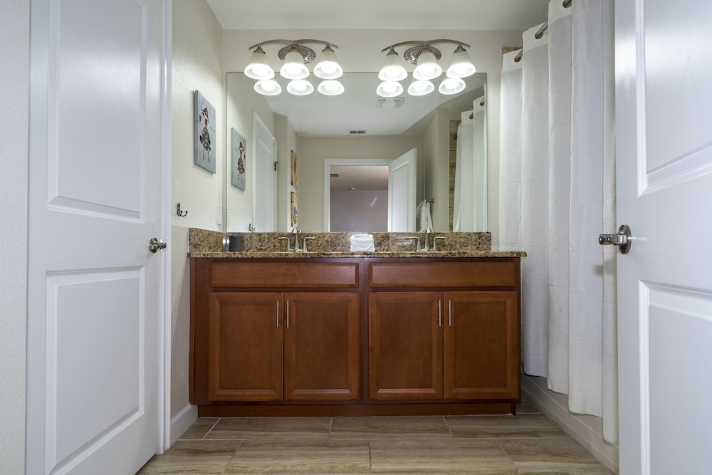Beautiful 4BR 3BA Home w Pool at Storey Lake, Foto 54