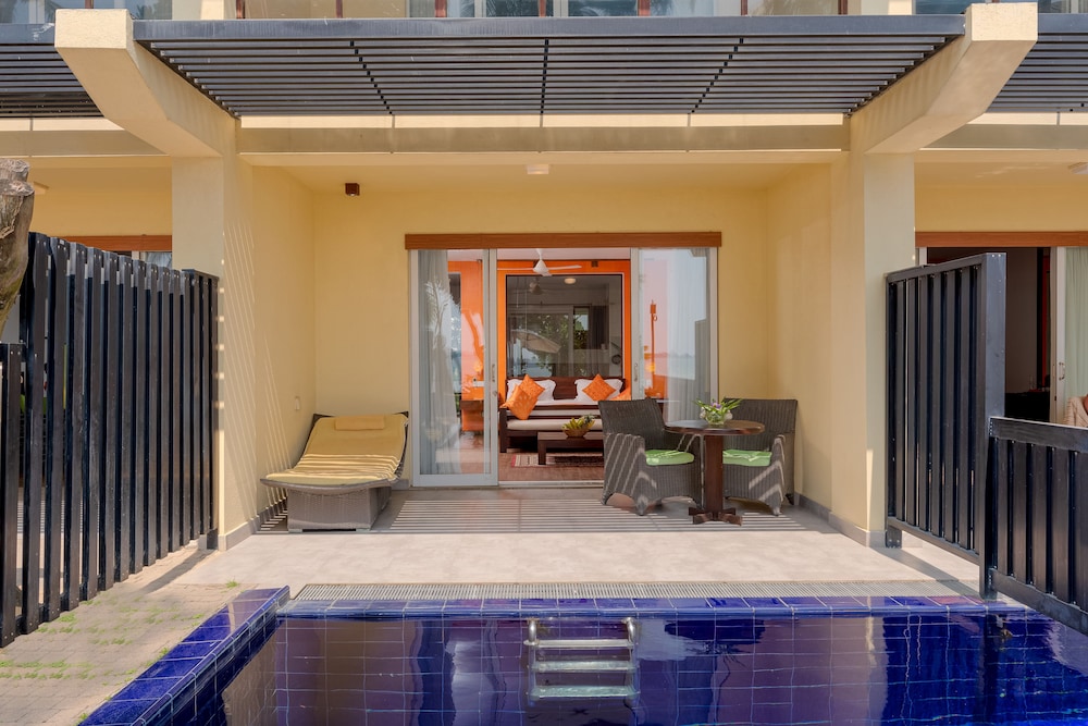 DELUXE ROOM PLUNGE POOL WITH PRIVATE JACUZZI AND SEA VIEW