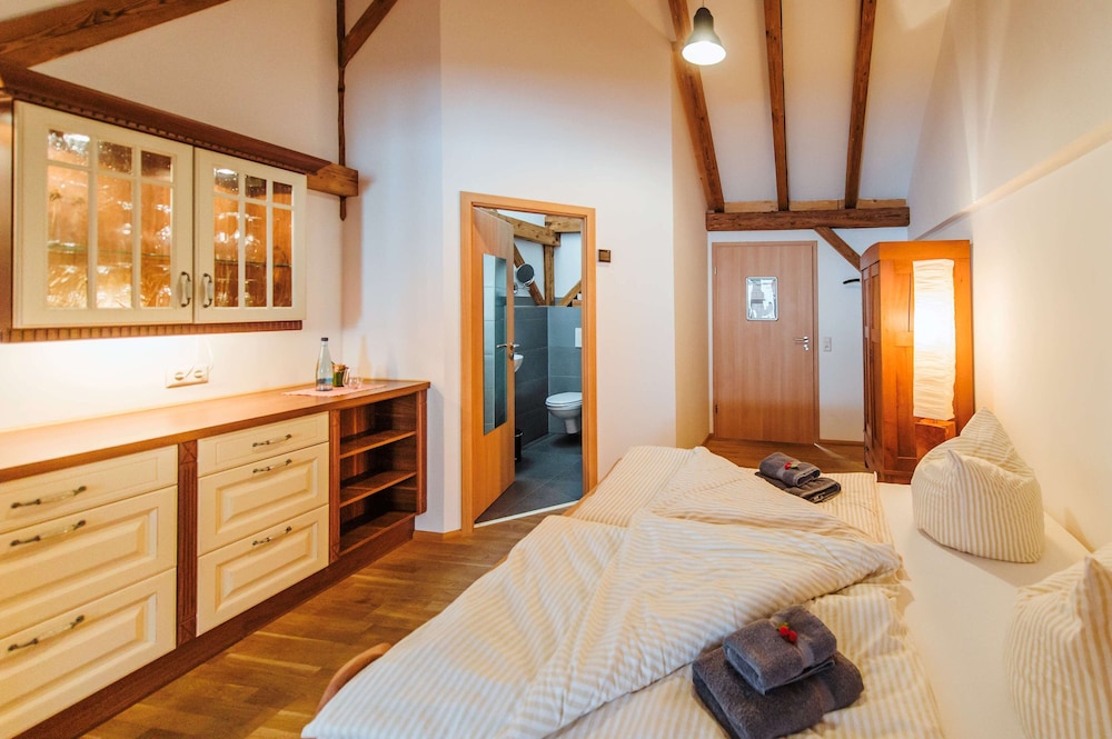Basic Double Room, 1 King Bed, Patio photo 2