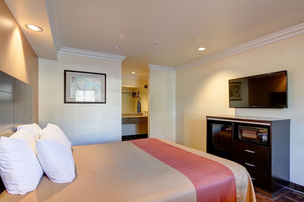 Deluxe Room, 1 King Bed, Non-Smoking - Photo 4