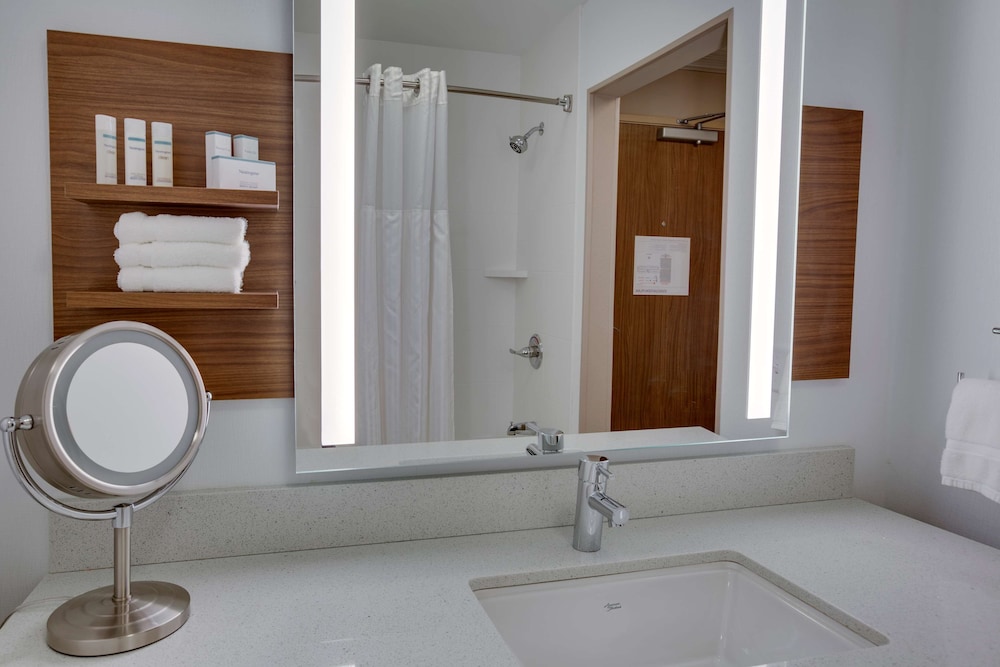 Room, 2 Queen Beds, Accessible (Mobility & Hearing, Roll-In Shower) - Photo 6