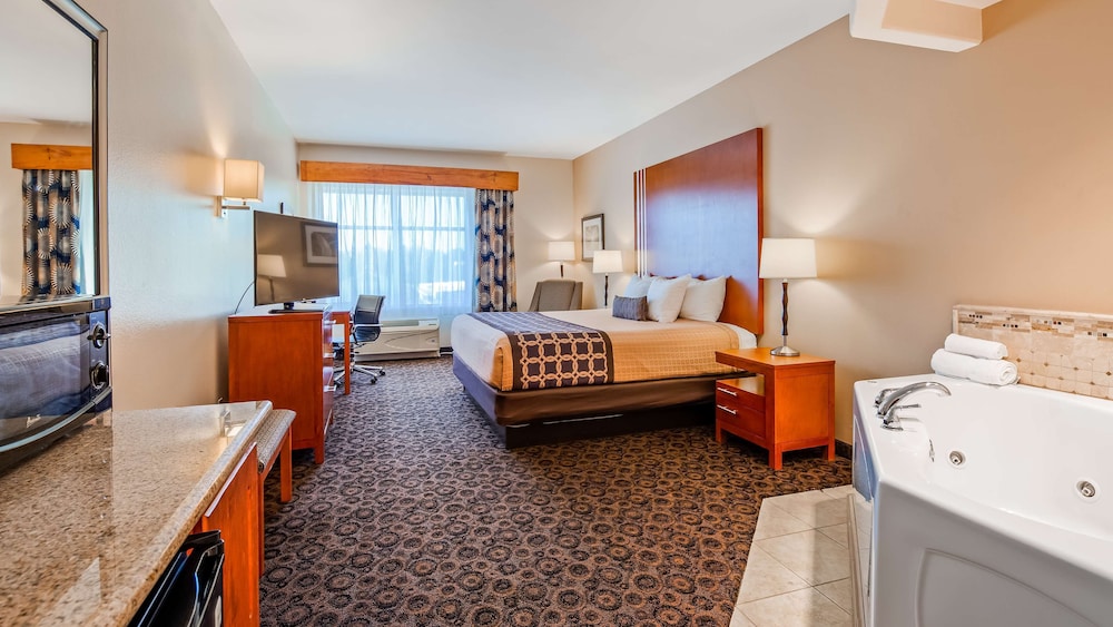 Suite, 1 King Bed, Non Smoking, Jetted Tub (Shower Only) photo 1