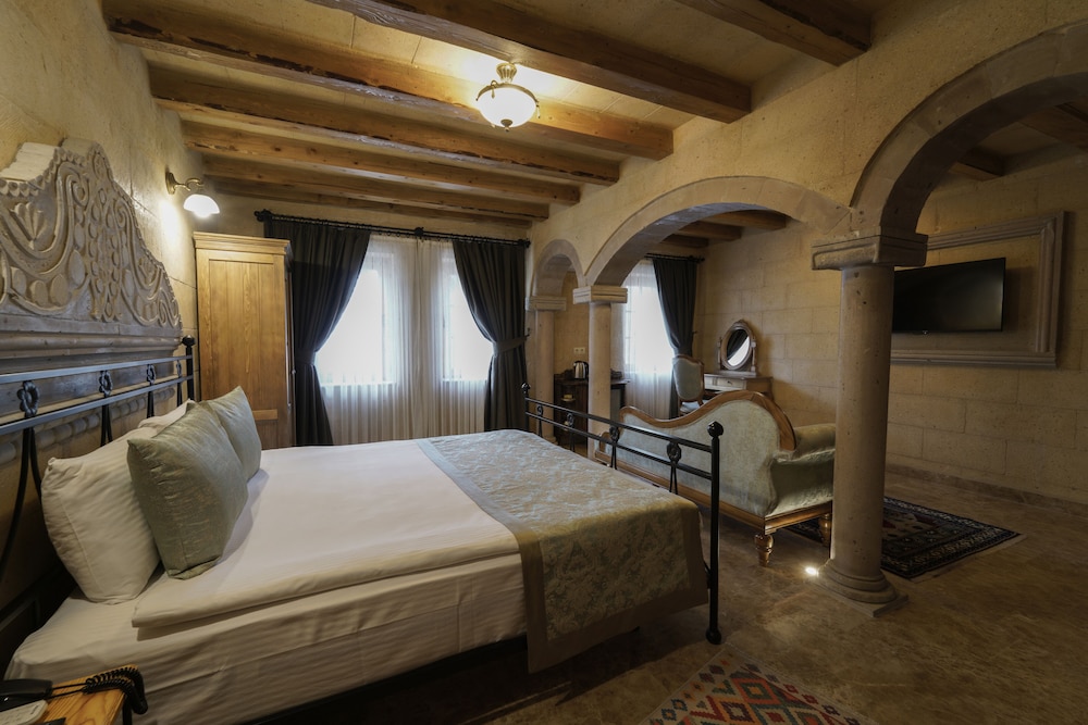 Stone Deluxe Room with Bathtub - Photo 9