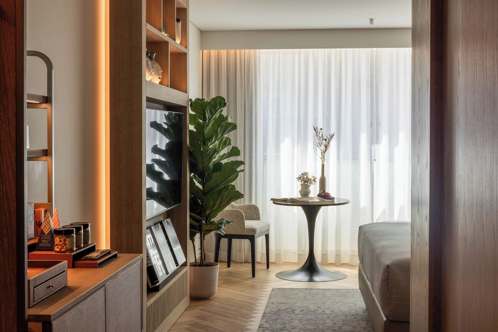 Superior Room (ME | Street View)