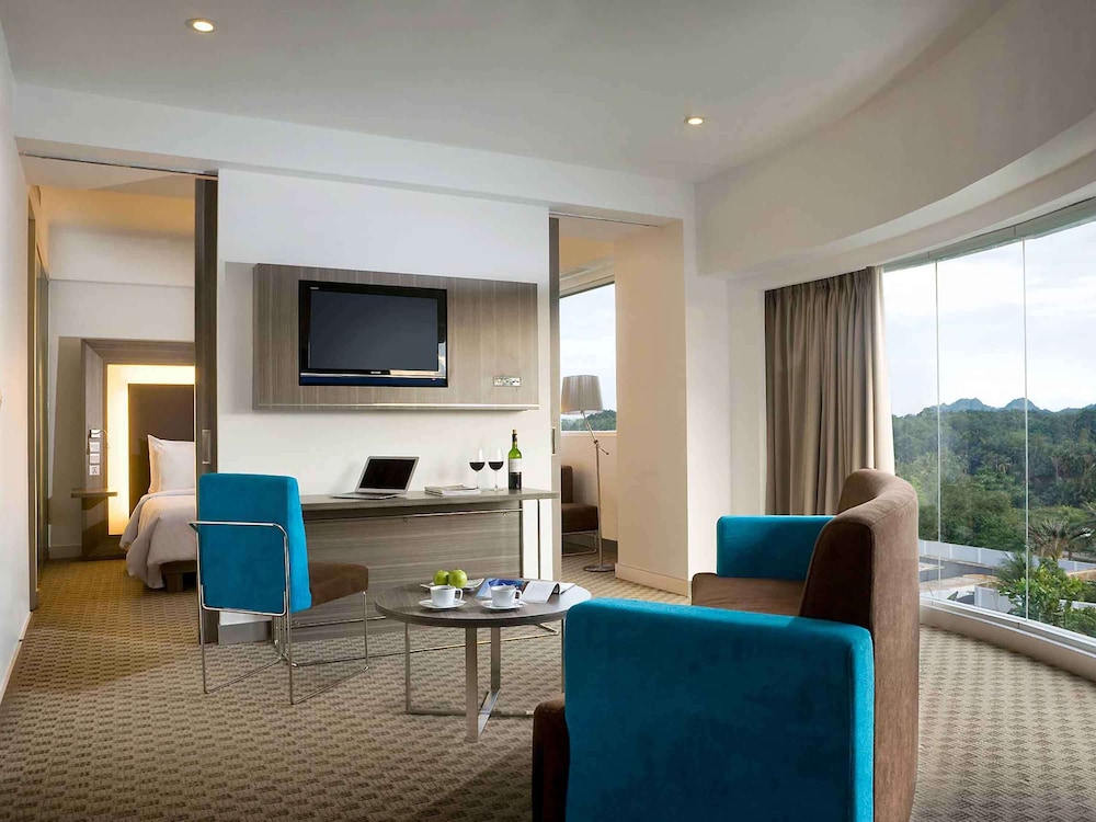 Suite, 1 King Bed - Photo 5