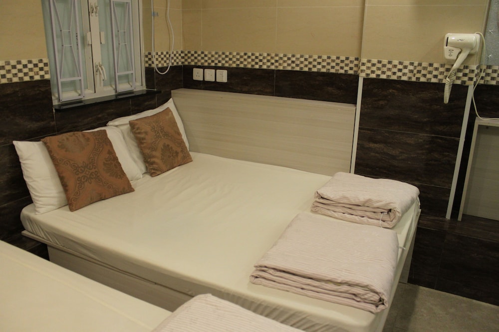 Standard Quadruple Room, No Windows photo 3
