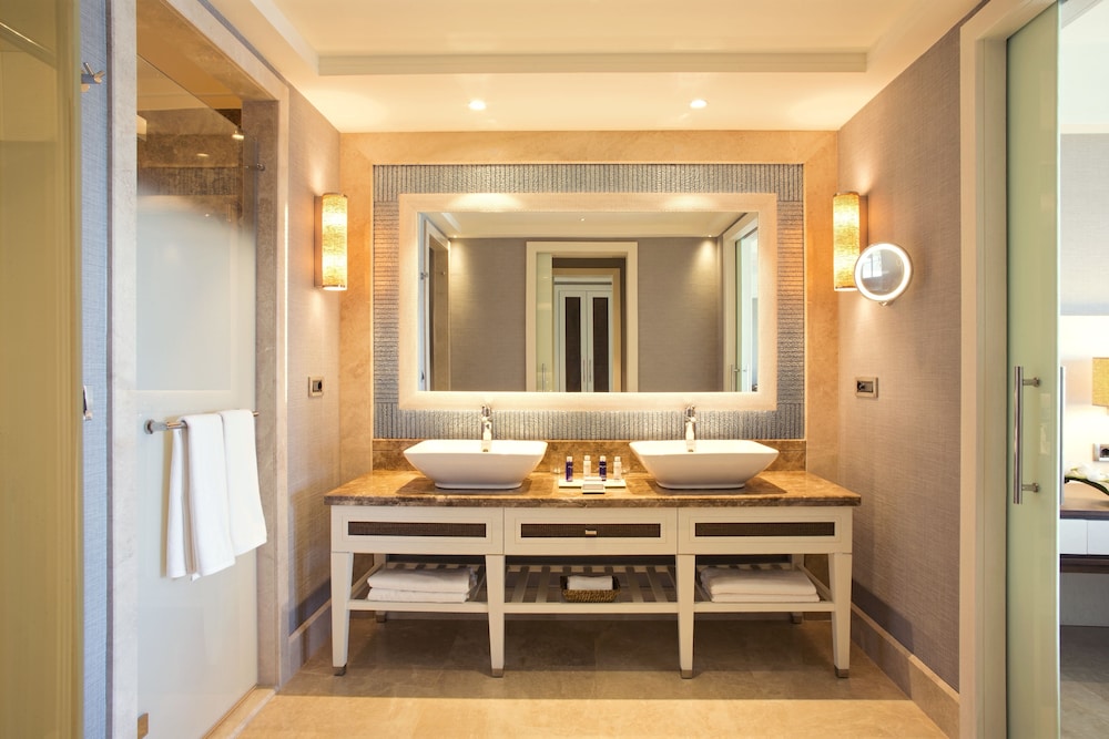 Suite, 1 King Bed with Sofa bed thumbnail 5