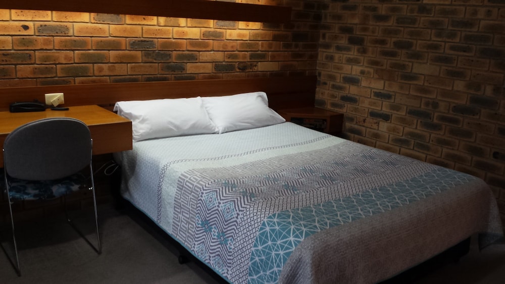 Economy Suite, 1 Queen Bed, Microwave, Ground Floor photo 2