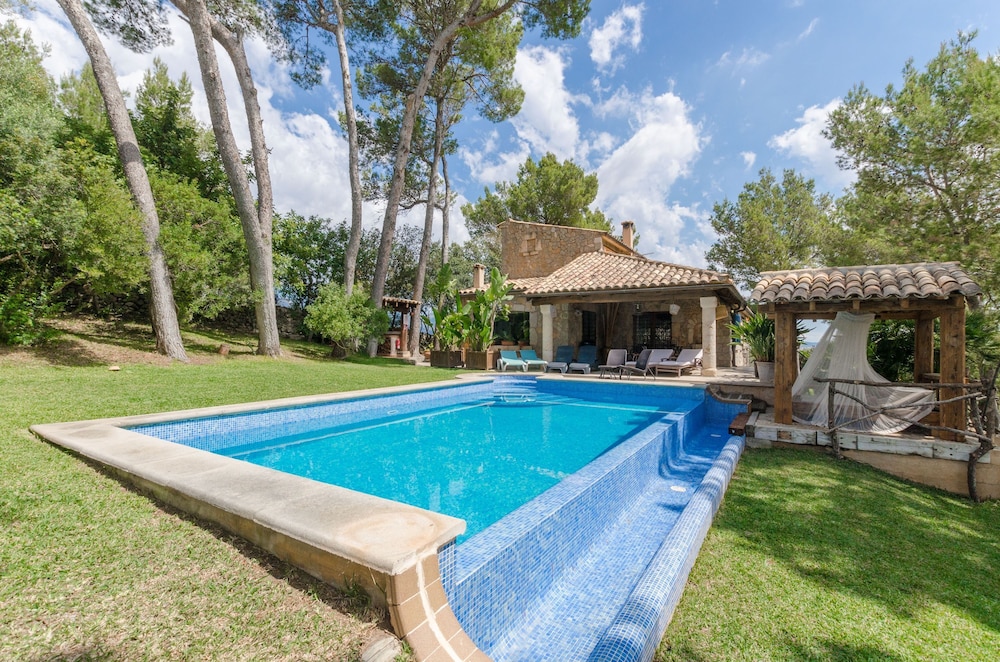 Villa photo 2