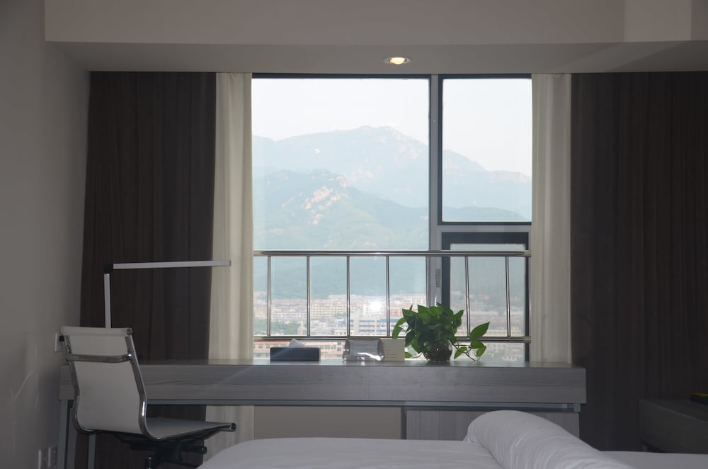 Business Room, Mountain View (Super Sassy)
