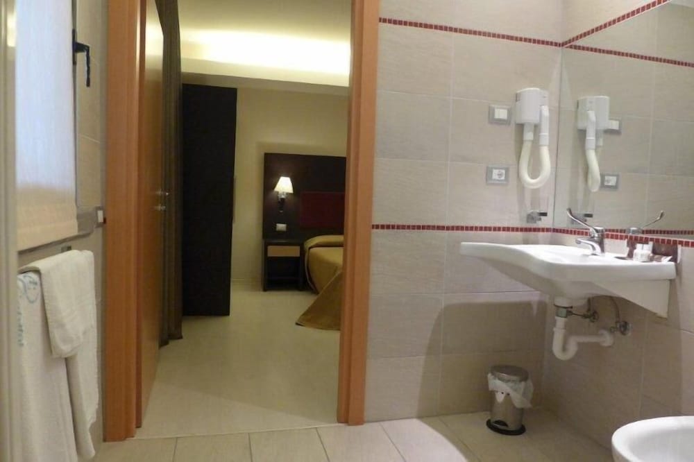 Room, Accessible photo 2