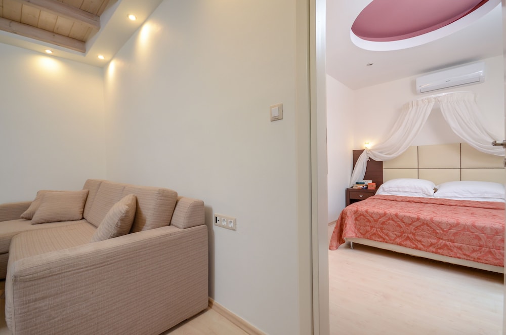 Superior Suite - Photo 5