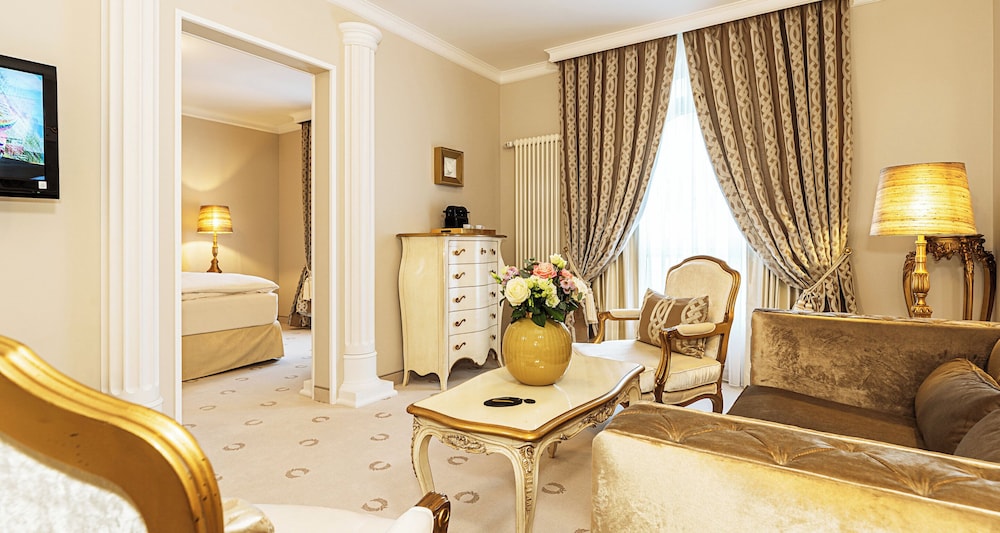 Suite, 1 Queen Bed photo 2