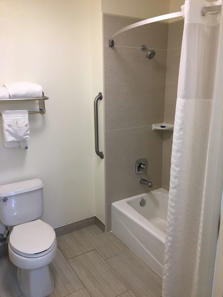 Business Suite, 1 Queen Bed, Non Smoking, Refrigerator & Microwave - Photo 7
