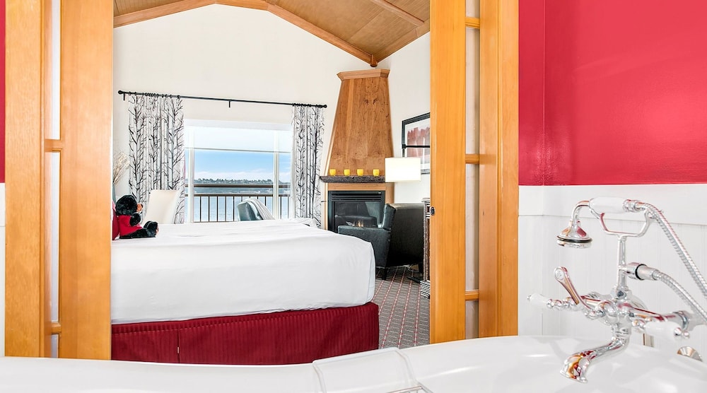 Executive Over Water Suite - Photo 3