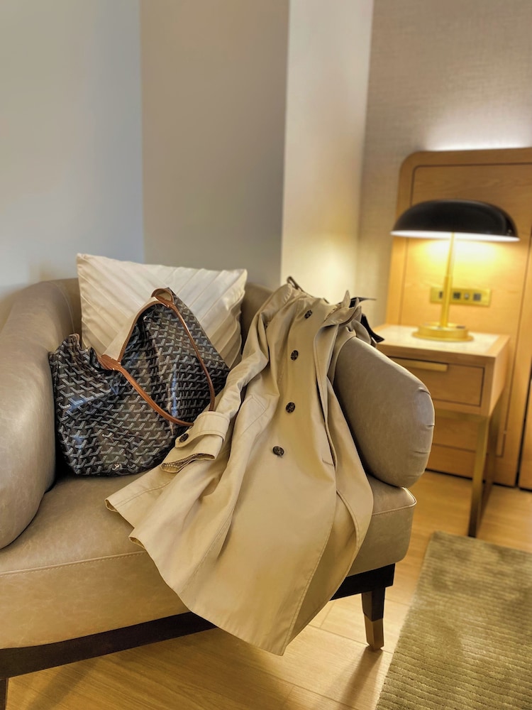 Executive Room, 1 Queen Bed, Accessible thumbnail 6