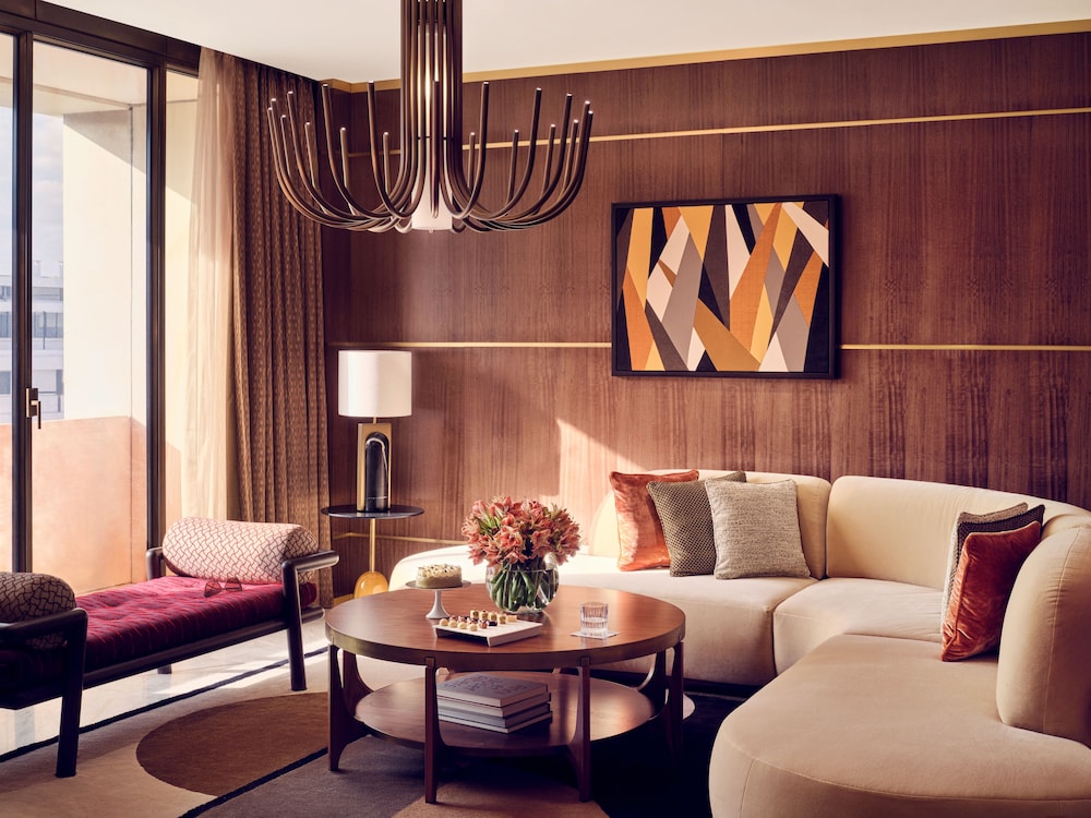 Signature Suite - Photo 4